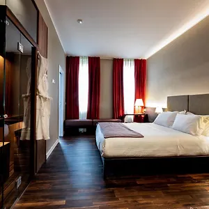 Hotel 10 Keys, Milán